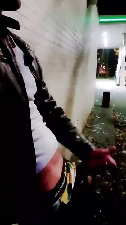 Slutboyben cam4 Brainfukked Di Luar Ruangan Babi II Dicrot di Pompa Bensin