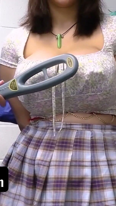 Crystal Chase culona deja que el oficial se corra en sus tetas naturales enormes en el depósito - Shoplyfter | Clip 1
