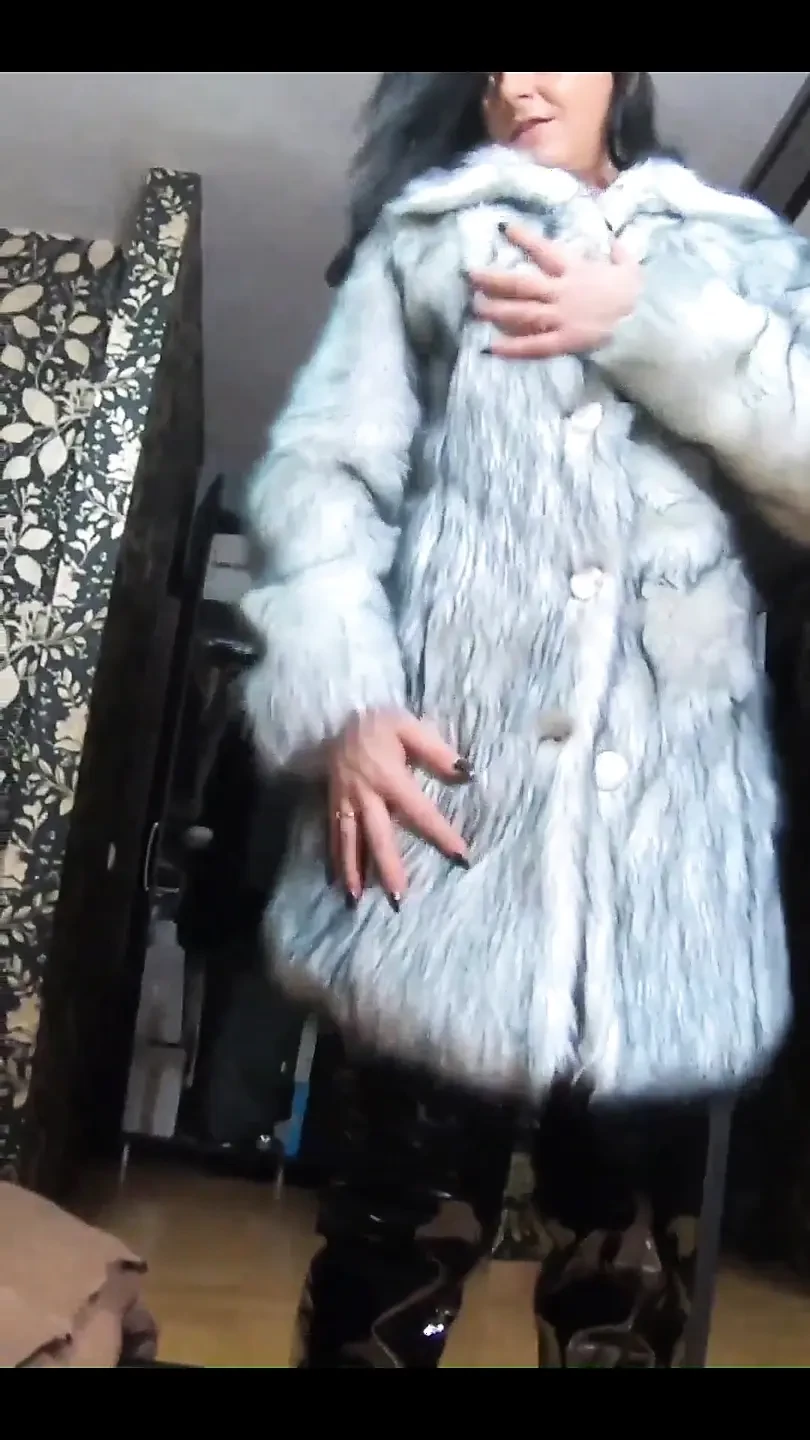 在我品尝你之前，我想为你试穿一些毛皮衣服。#milf，#pov，#latina，#bigass，#romance，#joi，#fetish
