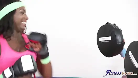 Fitness odaları - atletik zenci Jai James Katana tutkulu amcık oyununa başlamadan önce temsilcileriyle mücadele ediyor