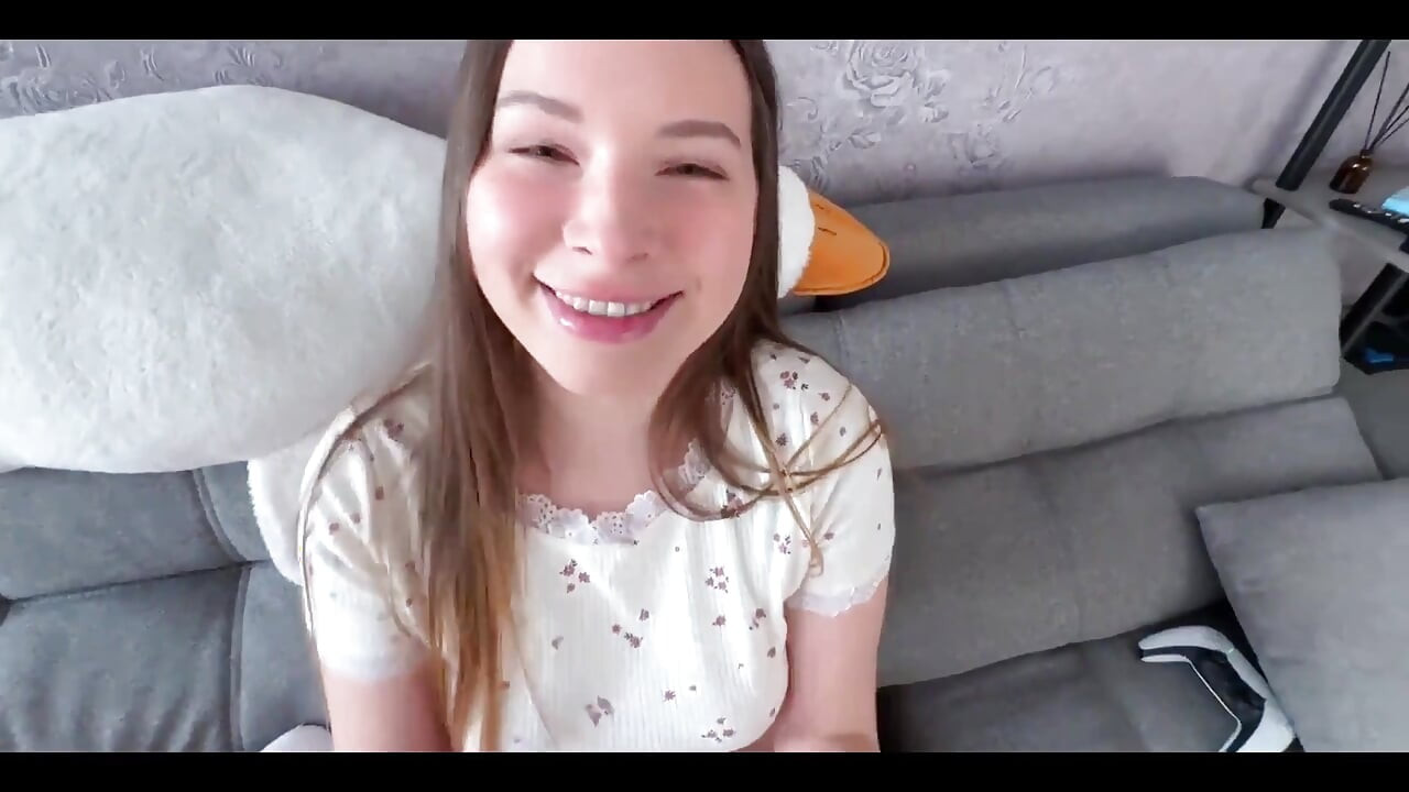 Evde kimse yokken sert sikişmek için üvey kız kardeşini baştan çıkarıyor