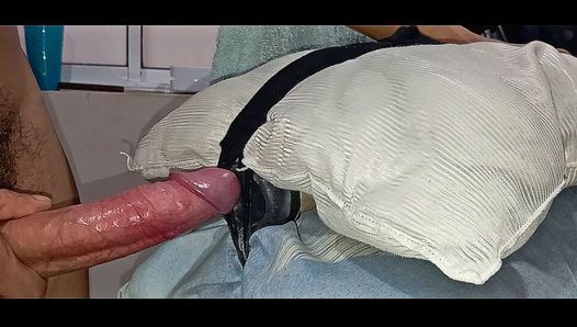 Thanh niên 25 tuổi với con cu to cần một cái mông để khoan