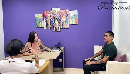 Müdür öğrencileri yakalıyor ve vahşi bir ffm üçlü grup seks için katılıyor
