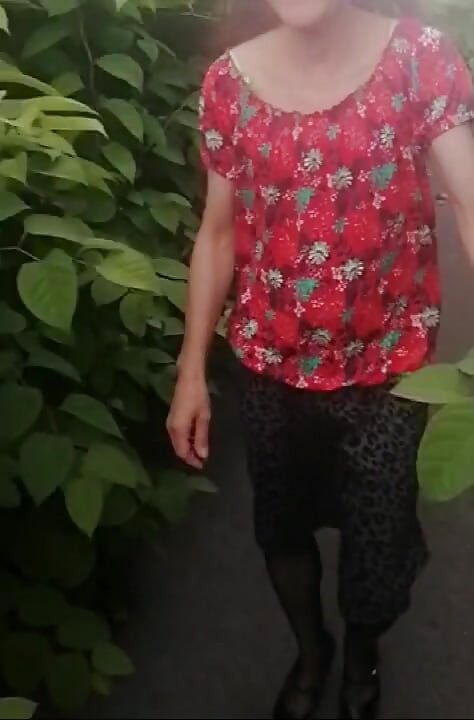 Puszczalska Bella robi gorący pasek na zewnątrz i spermę