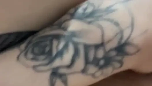 Aku suka menggosok kakiku ke seluruh dildoku