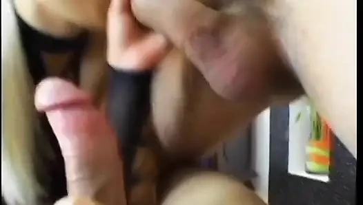 Tombul sarışın oyuncaklarla oynuyor ve sonra iki adam tarafından çifte sikiliyor