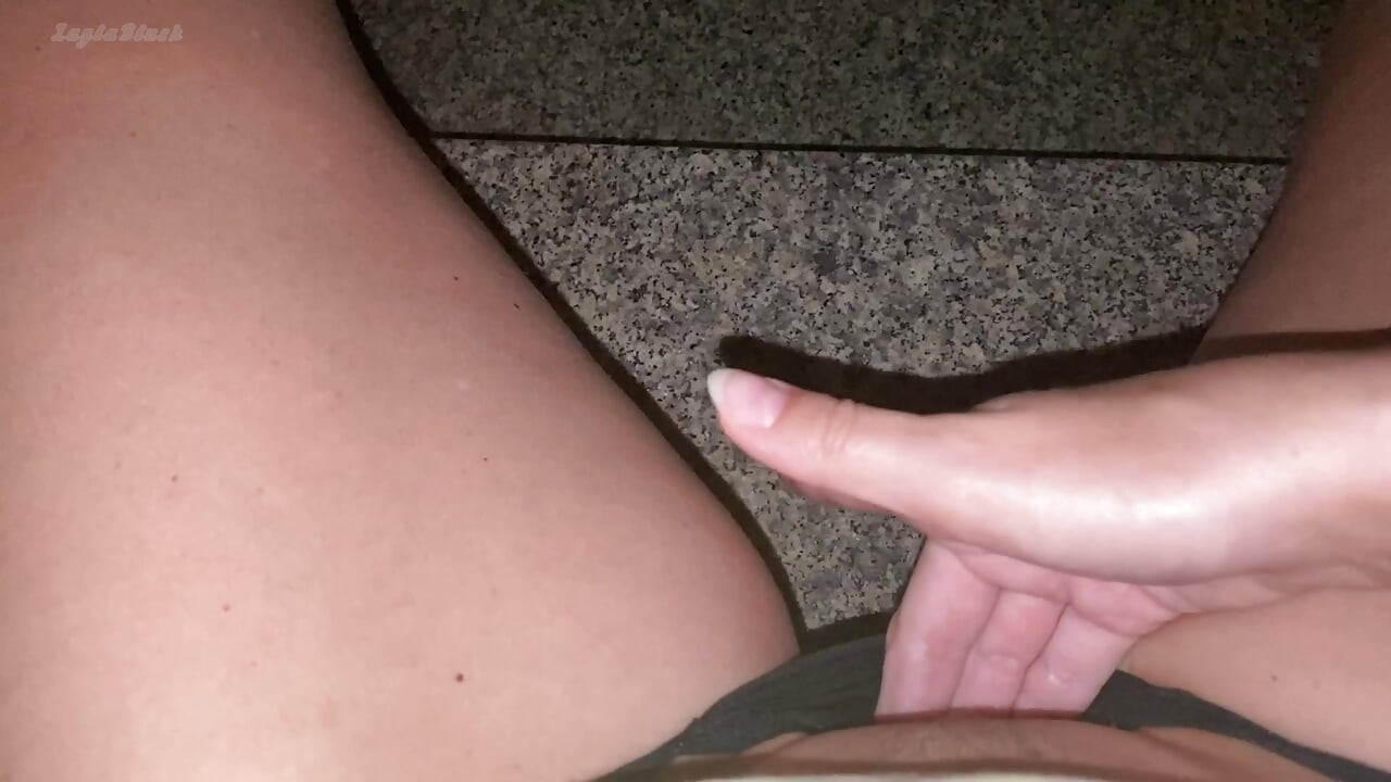 En primer plano Mis padres estaban en casa y estaba tan emocionada que tuve un orgasmo en la escalera