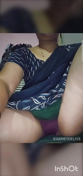 Desi bhabhi ne kursi pe beth ke apni chooth ke maje liye
