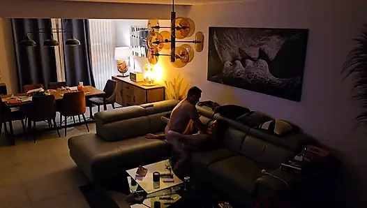 Im wohnzimmer erwischt, als er von der arbeit nach hause kam