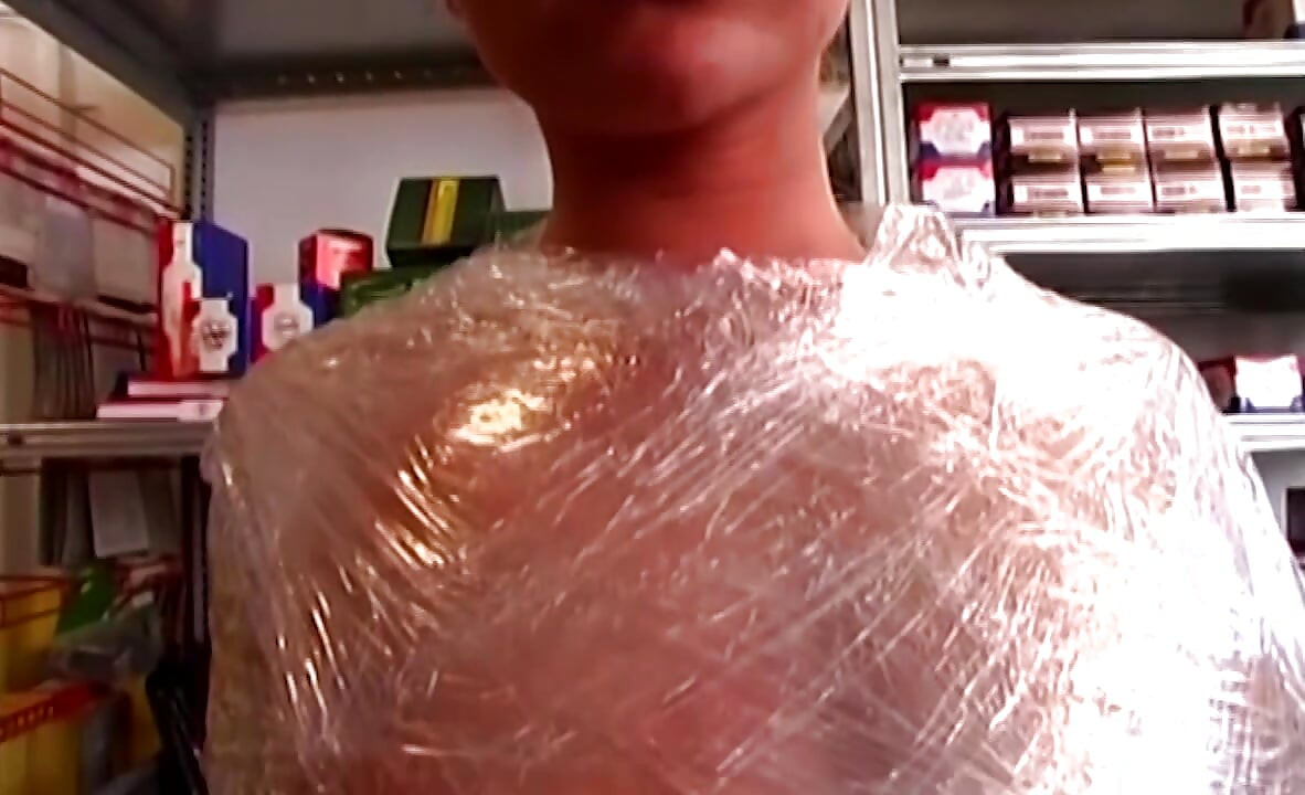 Plastična umotana drolja širi kroz sjajni film
