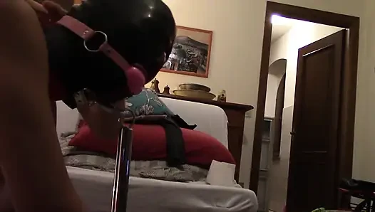Laura gefesselt und mit ball geknebelt, dann in den mund gefickt und muschi gefickt