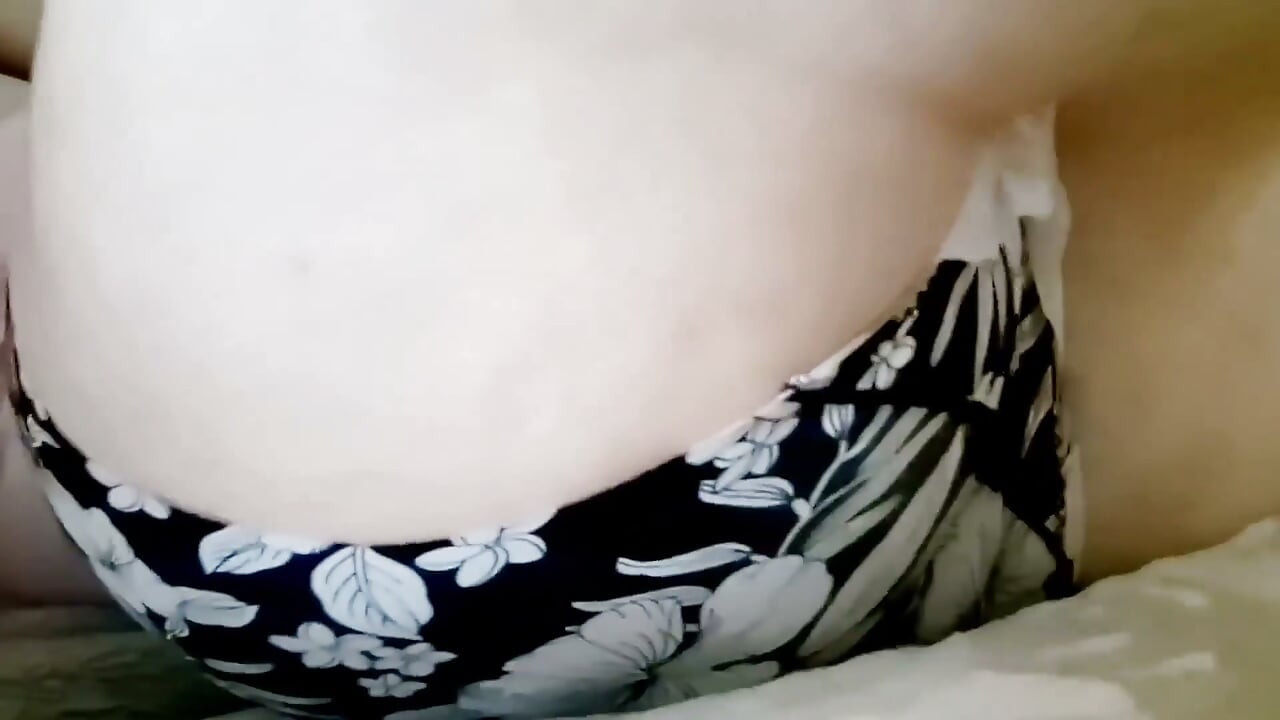 美妙的臭屁肮脏的卫生垫和大屁股给你的意大利继母