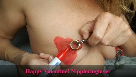 Nippleringlover - calda milf dipinge di rosso enormi capezzoli con piercing con grandi anelli per capezzoli per San Valentino