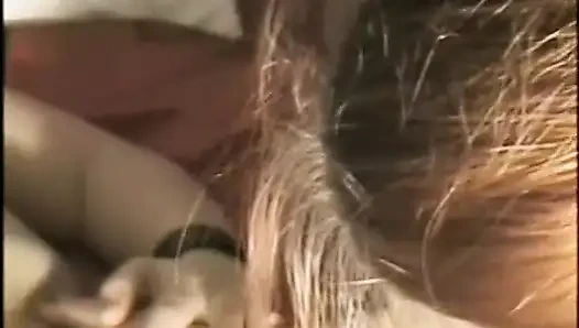 Zwei sexy küken befriedigen sich gegenseitig die muschi