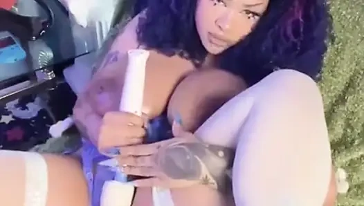 Zenci kadın amcık kremsi olana kadar büyük dildolu amcığını örtüyor