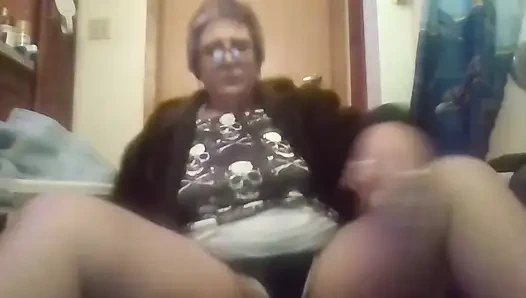 Новое платье-шулл и горячая тугая киска с вибратором