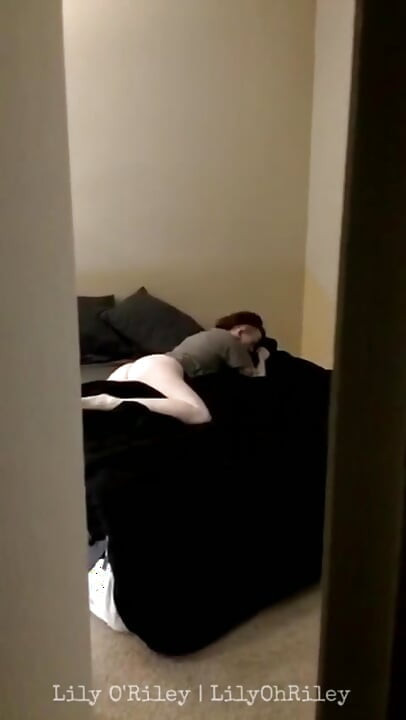 roommet ne mujhe takiye se hue philmaya!