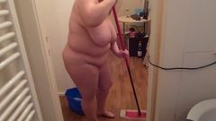 Bbw desnudo limpiando un mear