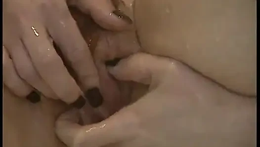 Suami yang lapar menemukan istrinya di kamar mandi dan menidurinya dengan keras