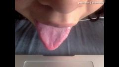 Sexy Zwanzigjähriges, mit geilen Titten masturbiert vor der Kamera (Ton)