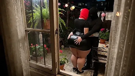 Gadis pantat bahenol dengan rok mini hitam ini diintip dan di halaman belakang rumah