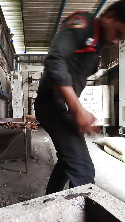 Blagi osmijeh tvojih usana peče moje tijelo, a tvoja ostruga
