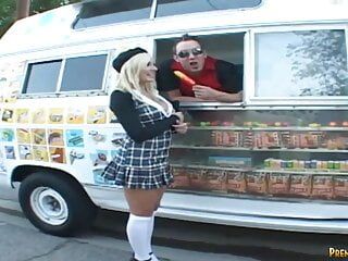 Горячая блондинка делает минет и трахается в фургоне с мороженым