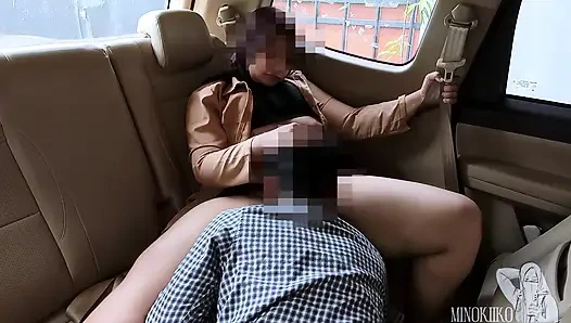 Hijab-studentin (18+) fickt in einem Auto, um ihr Handy zu aktualisieren - Minokiiko