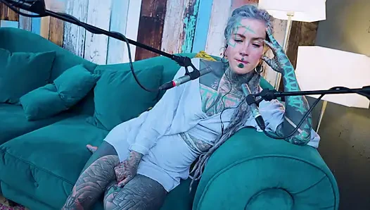 Ich spreche über F - Fear - ASMR podcast SFW spricht goth dünnes mädchen dreadlocks tattoo-modell inked mädchen