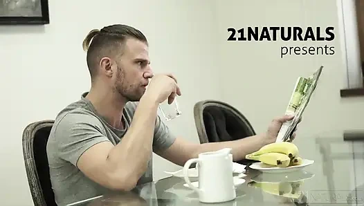 21 naturals - spirited babe nesty kümmert sich mit ihren perfekt gepflegten Füßen um diesen schwanz