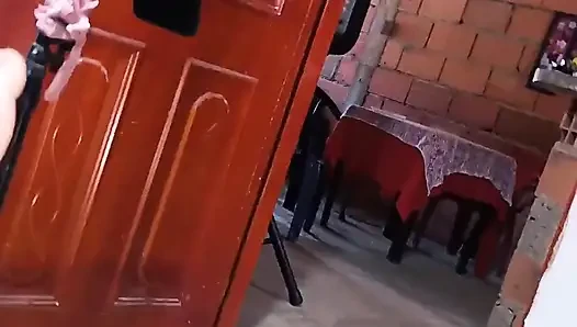Tetanggaku crot dua kali berturut-turut di dalam memekku yang nggak dientot sama tetanggaku, jadi kontolnya crot banyak banget