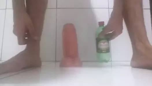 24 cm uzunluğunda ve 9 cm çapında bir yapay penis içinde oturuyor