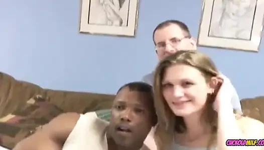 Tante seksi selingkuh sama pria lain atas ijin suami. Aku dan teman-temanku suka banget dientot habis-habisan sama besar