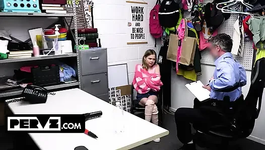 Doğal memeli minyon Coco Lovelock hırsızlık yaparken yakalandı ve alışveriş merkezi polisi tarafından cezalandırılıyor