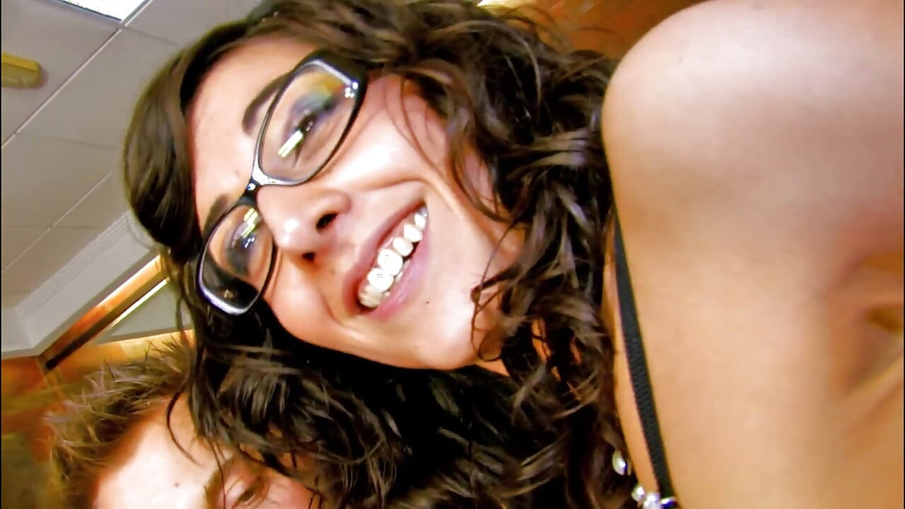 Una ragazza sexy si diverte di piacere mentre un enorme cazzo si fa sborrare nel culo in bocca