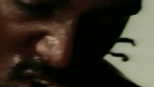 Büyük memeli orta yaşlı seksi kadın yüze boşalmaya kadar büyük zenci yarağına biniyor