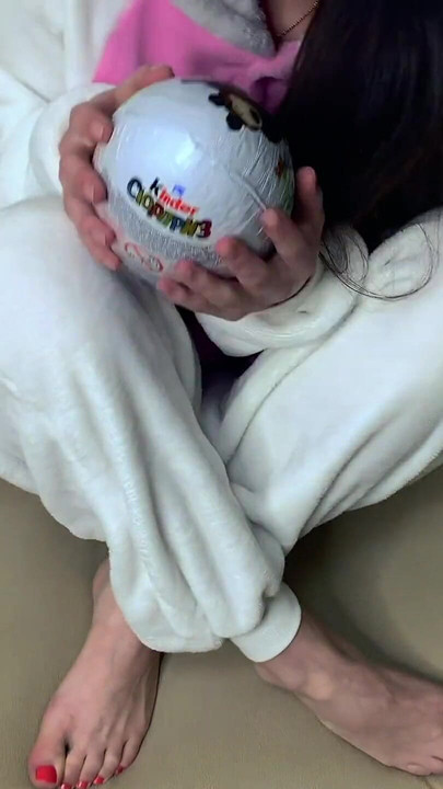 섹시한 갈색머리를 유니콘 의상으로 따먹고 안에 들어가게 했어