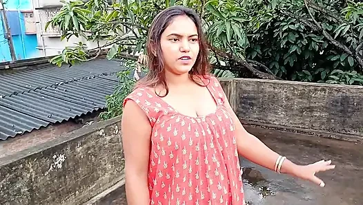 Tetangga melihat Komal merabanya, meraih tanahnya dan menariknya ke bawah, lalu kencing di atasnya