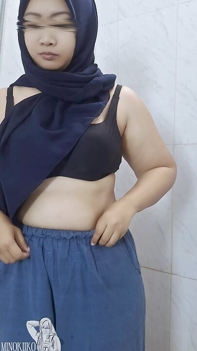 أخت زوجة قرية الحجاب قرنية تكشف جسدها العاري المثير أثناء حلق كسها البكر الضيق - مينوكيكو