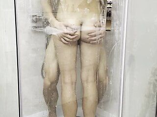 Sex von einem schönen russischen Paar unter der Dusche