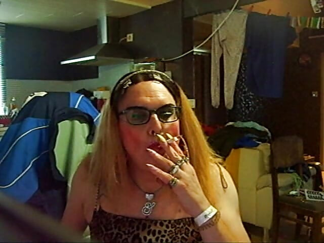 Ts Stefanie sigara içiyor