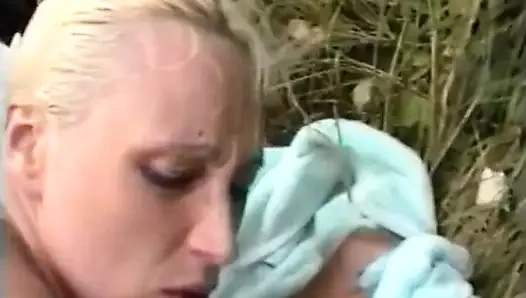 Трио на природе для красивой блондинки.