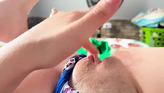 Ich mag es, morgens am fenster zu masturbieren, während die passanten kommen