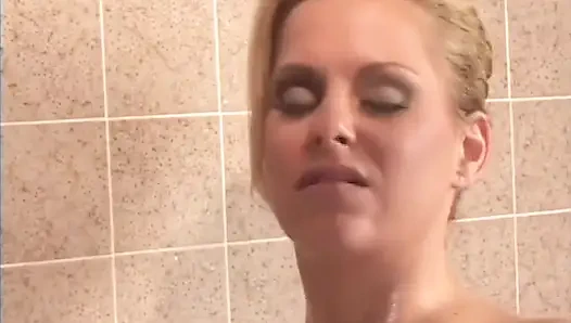 Memek pirang tetek besar ngentot di kamar tidur... Muncrat di payudara