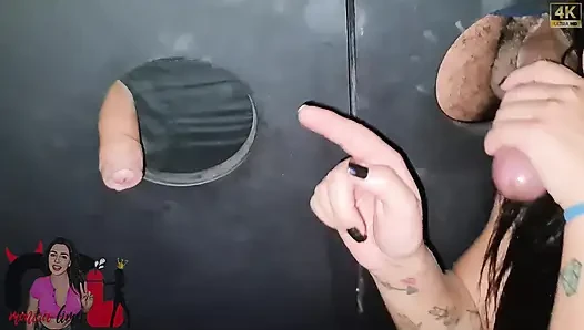 Suami Cuckold Membawa Istri Ke Gloryhole Dan Gadis Nakal Itu Meniduri Banyak Orang Asing.