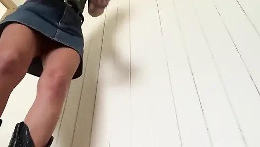 Giantess Cowgirl: Cewek denim dengan rok mini & sepatu bot kulit dientot habis-habisan