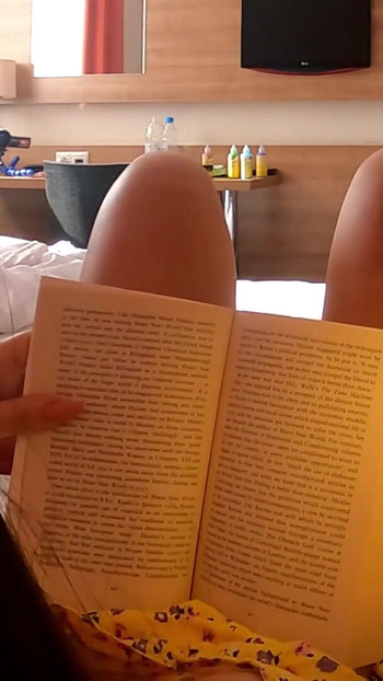 Velike sise, velika guza, zaobljena ljepotica s velikim sisama zadirkuje tipa s velikim kurcem zbog pred-sperme, curi od masaže jaja i polaganog ruba... | Isječak 1