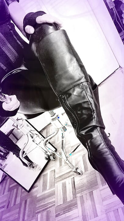 Sissy-schlampe kane tief in den hals schlürfen und lutscht schwanzanbetung