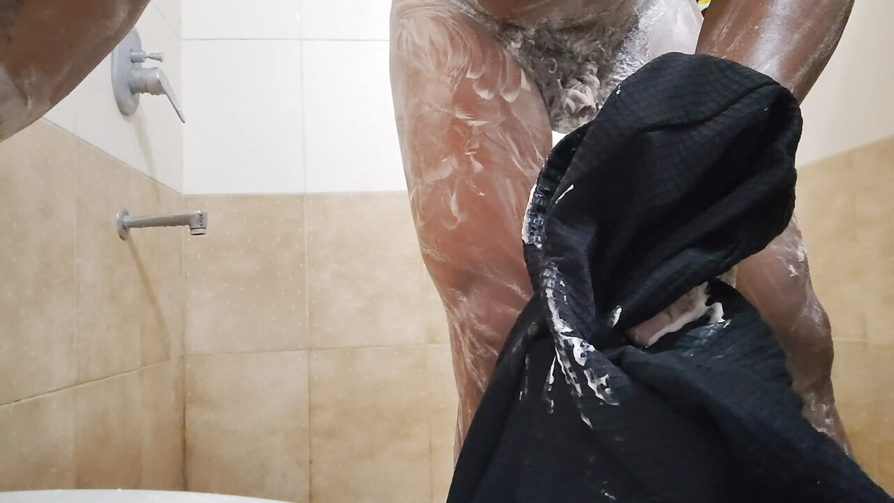 Apni madam ki chaddi Ko Dekhkar bathroom mein