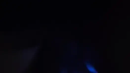 Kontol besar jauh di dalam memek basah menetes